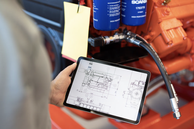 Person sorterer reservedeler på lager